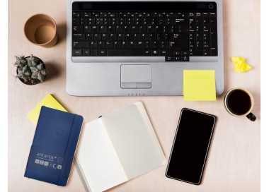 Cuaderno con gomilla antartik notes tapa blanda a6 cuadricula azul marino 100 hojas 80 gr fsc