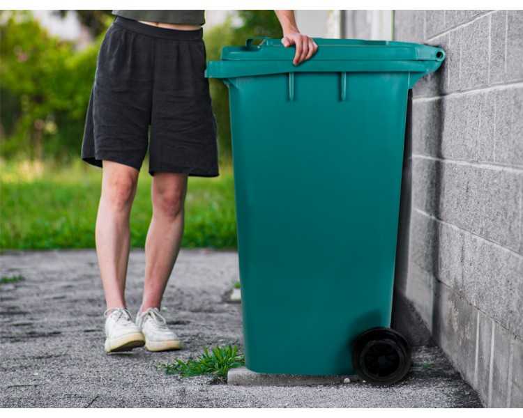 Papelera contenedor q-connect plastico con tapadera y ruedas 240 litros verde 1040x620x610 mm