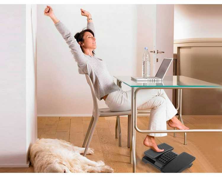 Reposapies plastico q-connect ajustable derecha izquierda 2 alturas efecto masaje 430x320x110 mm