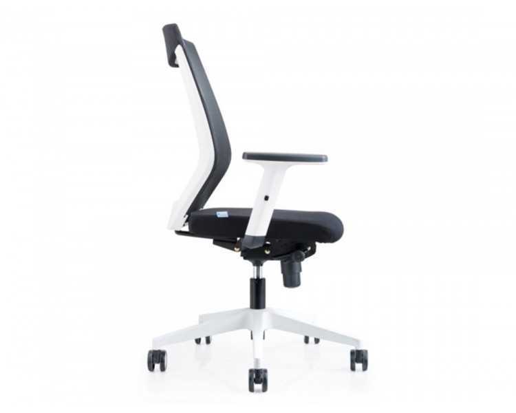Silla rocada de oficina con brazos regulables y respaldo malla negro tapizada en tela ignifuga negro color blanco