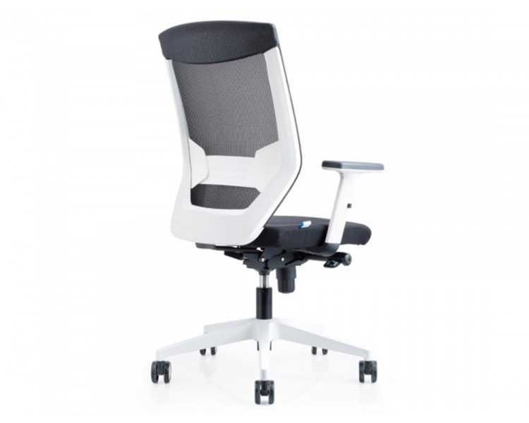 Silla rocada de oficina con brazos regulables y respaldo malla negro tapizada en tela ignifuga negro color blanco