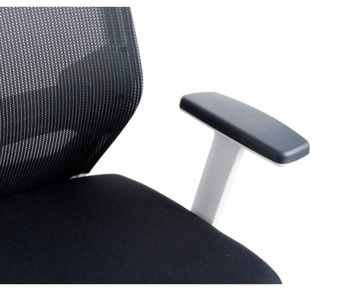 Silla rocada de oficina con brazos regulables y respaldo malla negro tapizada en tela ignifuga negro color blanco