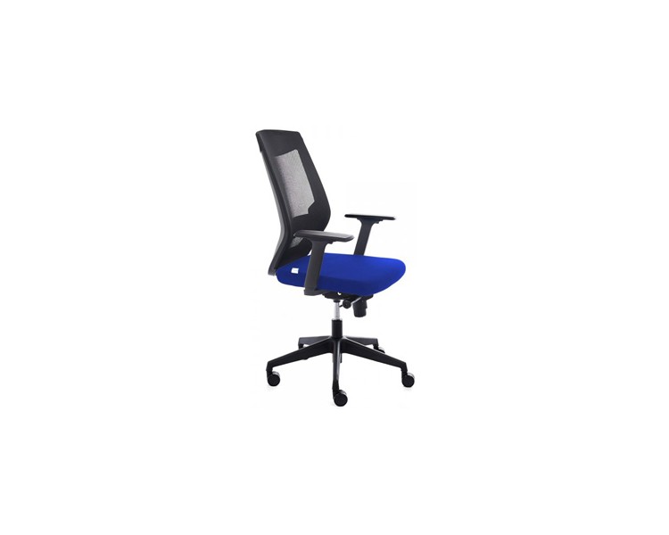 Silla rocada de oficina con brazos tapizada en tela ignifuga azul y respaldo en polimero negro