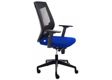Silla rocada de oficina con brazos tapizada en tela ignifuga azul y respaldo en polimero negro