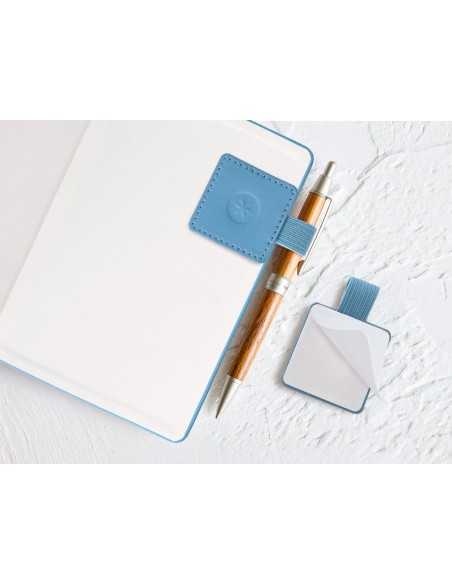Portaboligrafo autoadhesivo antartik para cuaderno note con elastico hasta 15 mm grosor 80 mm azul claro 40x40 Portaboligrafo autoadhesivo antartik para cuaderno note con elastico hasta 15 mm grosor 80 mm azul claro 40x40